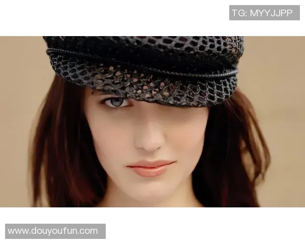 英超足球明星女友的魅力写真展现时尚与运动的完美结合