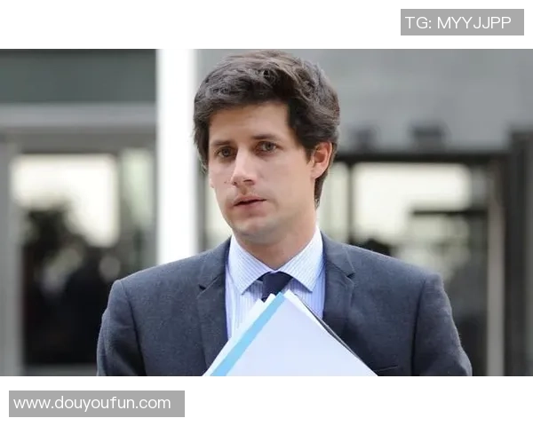 足球明星与马克龙的精彩对话:体育与政治的交汇点探讨 足球明星与马克龙的精彩对话:体育与政治的交汇点探讨