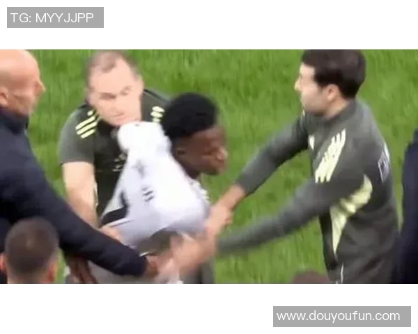 足球明星赛场外冲突引发特大打斗事件震惊全网 足球明星赛场外冲突引发特大打斗事件震惊全网